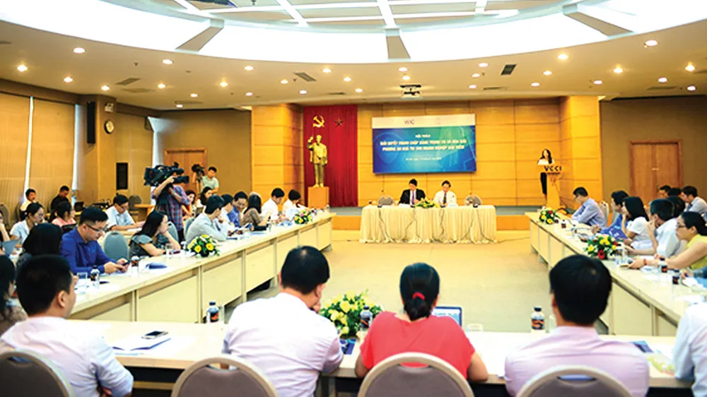 Các trọng tài viên, chuyên gia tham dự một buổi hội thảo chuyên ngành