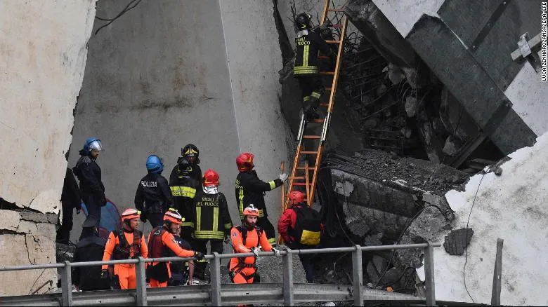 Lực lượng cứu hộ tìm kiếm người sống sót trong vụ sập cầu tại Italy ảnh 1
