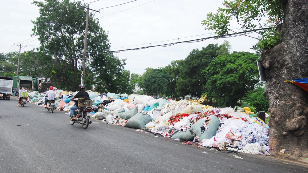 Rác công nghiệp chiếm bãi trung chuyển rác