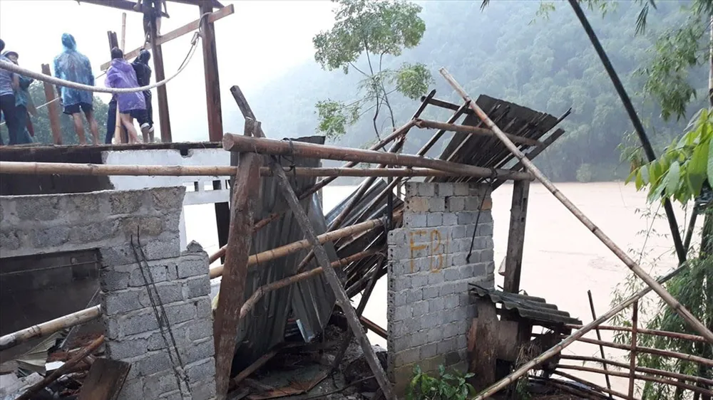 Trường học bị sập trước thềm năm học mới do mưa lũ ảnh 2