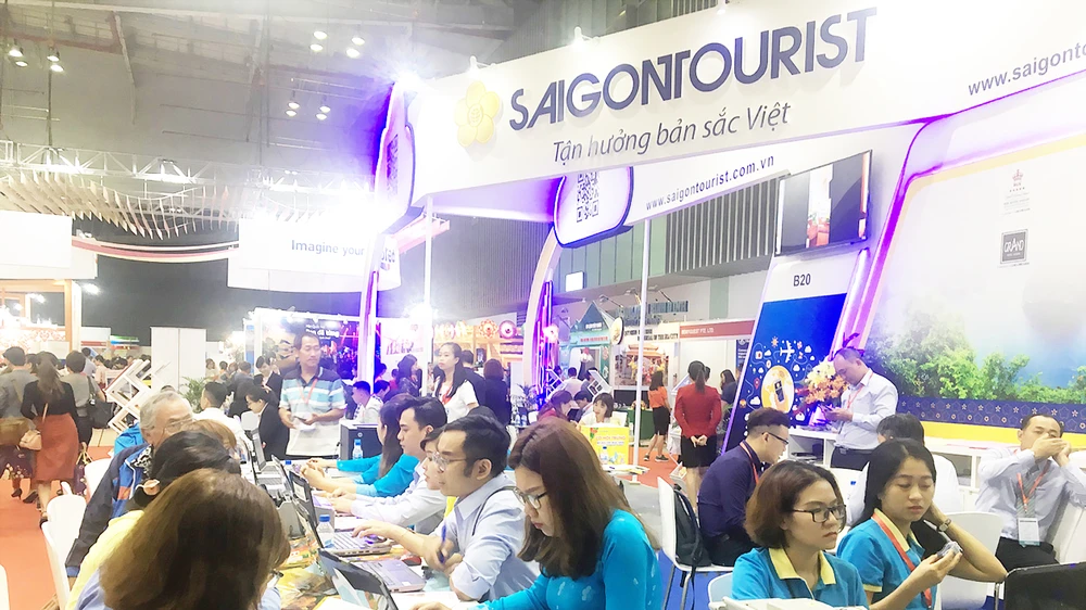 Khách hàng tham quan, tìm hiểu các tour du lịch tại ITE HCMC 2018 ngày 7-9