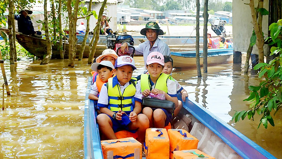 Học sinh vùng lũ đầu nguồn An Phú (An Giang) được đưa rước đến trường miễn phí