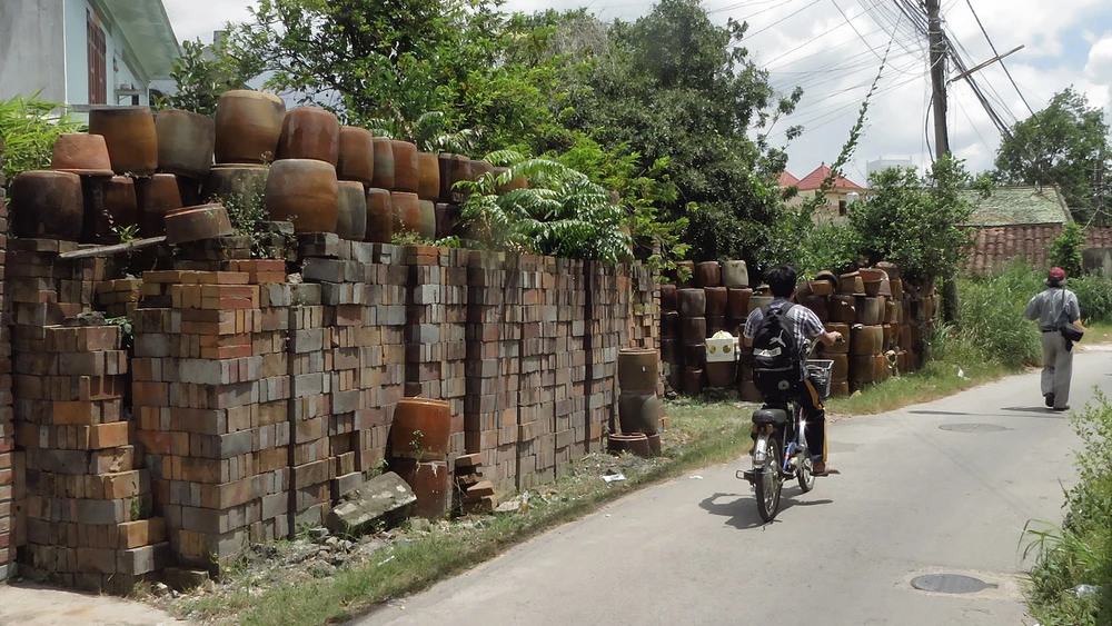 Một góc làng gốm Lái Thiêu. Ảnhh: VĂN PHONG