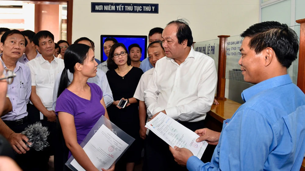 Bộ trưởng, Chủ nhiệm VPCP Mai Tiến Dũng, Tổ trưởng Tổ công tác của Thủ tướng, khảo sát thực tế hoạt động kiểm tra chuyên ngành tại cảng Hải Phòng