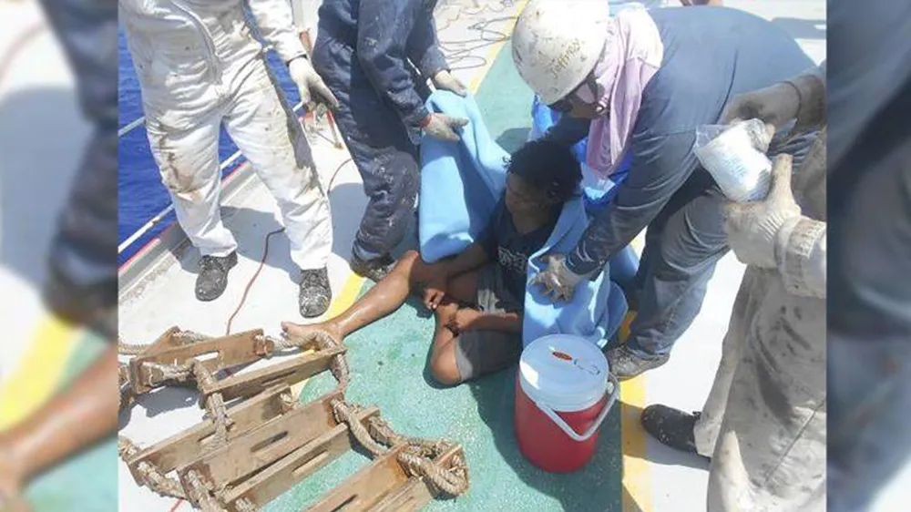 Thiếu niên Indonesia được giải cứu sau 49 ngày trôi dạt trên biển ảnh 2