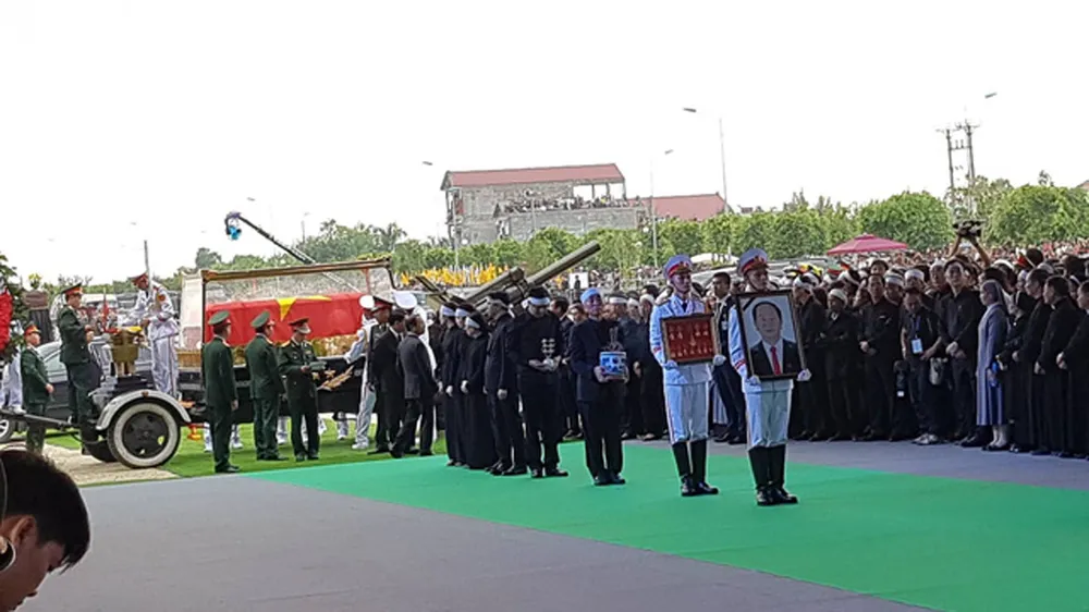 Lễ an táng Chủ tịch nước Trần Đại Quang tại quê nhà  ảnh 22 Lễ an táng Chủ tịch nước Trần Đại Quang tại quê nhà  ảnh 22