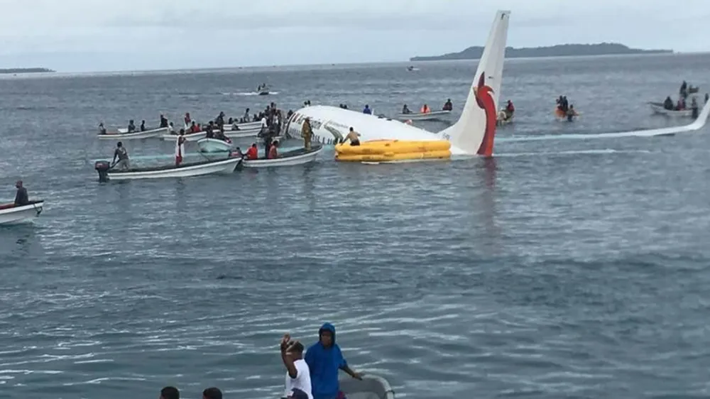 Máy bay chở 47 người trượt khỏi đường băng, lao xuống biển ảnh 2