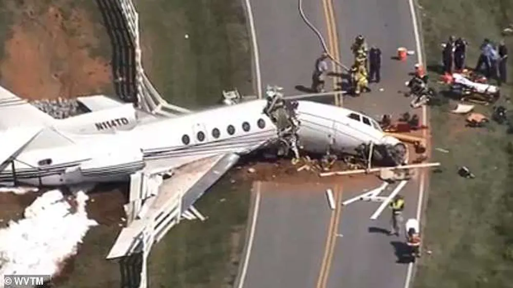 2 người chết, 2 người bị thương sau khi máy bay trượt khỏi đường băng gãy làm đôi ảnh 1