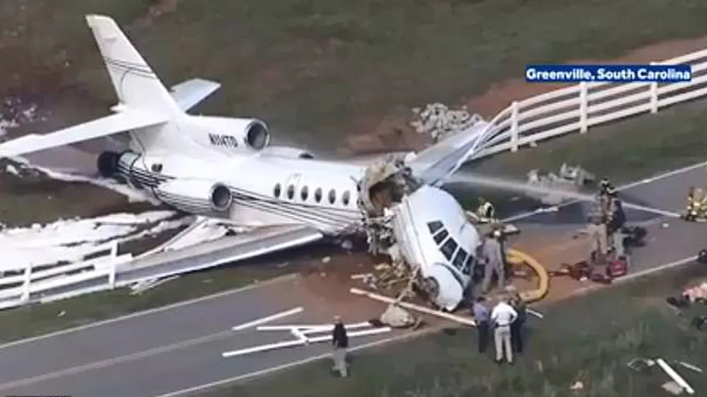 2 người chết, 2 người bị thương sau khi máy bay trượt khỏi đường băng gãy làm đôi ảnh 5