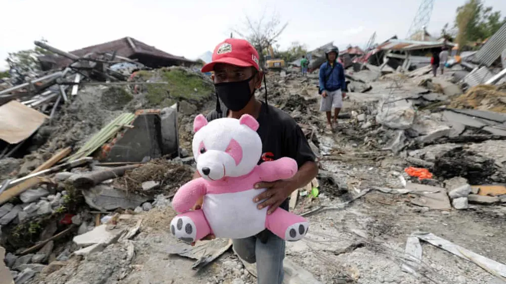 Số người thiệt mạng trong vụ động đất và sóng thần tại Indonesia lên tới 1.558 người ảnh 1