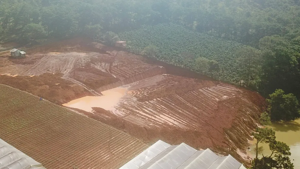 Hồ cấp nước sạch bị ô nhiễm