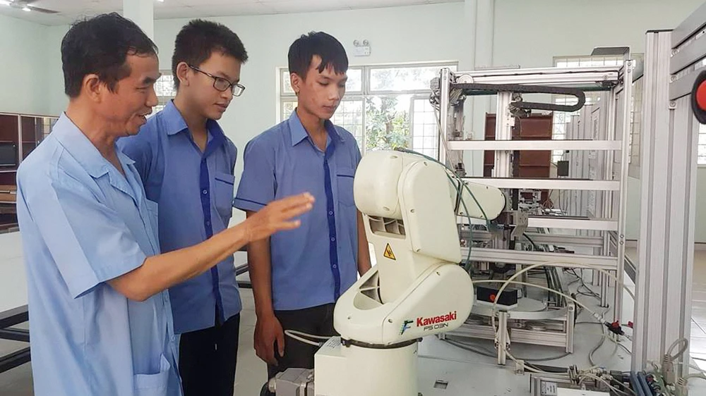 Giới thiệu robot cho học viên Khoa Điện - điện tử Trường Cao đẳng Lý Tự Trọng. Ảnh: Hoài Nam