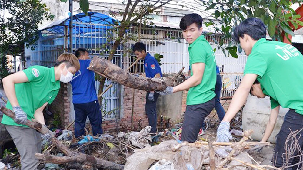 Thanh niên TPHCM tham gia dọn vệ sinh