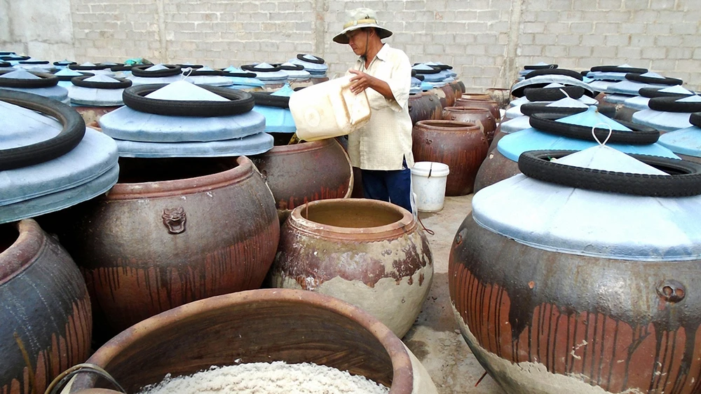 Nghề làm nước mắm truyền thống ở TP Phan Thiết đang bấp bênh do thiếu nguồn nguyên liệu