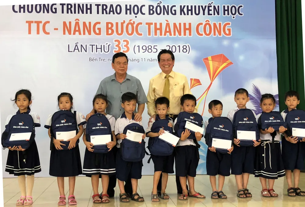 Trao 700 triệu đồng cho 520 sinh viên, học sinh tại Bến Tre ảnh 1