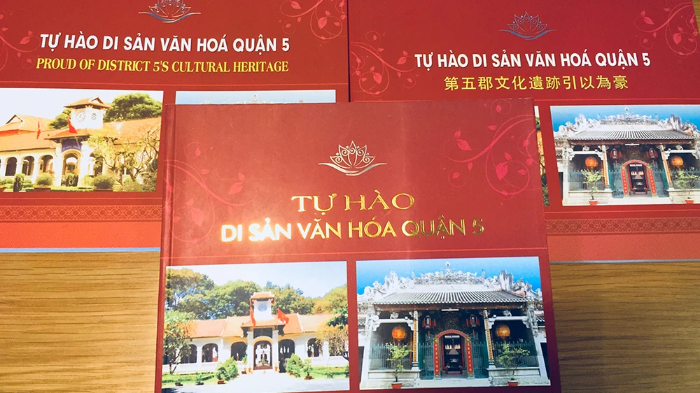 Ấn phẩm Tự hào di sản văn hóa quận 5 được thực hiện với 3 phiên bản: tiếng Việt, tiếng Anh và tiếng Hoa