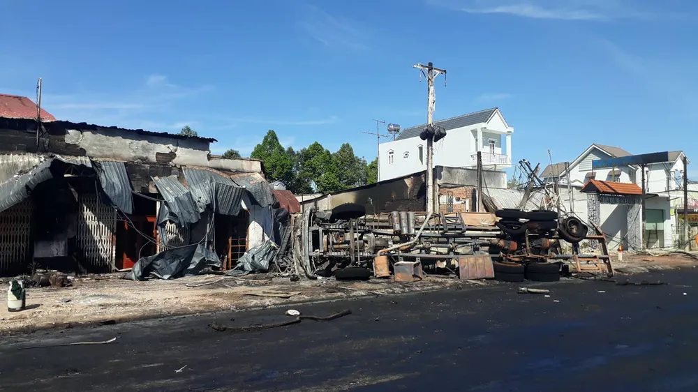 Vụ cháy xe bồn chở xăng dầu ở Bình Phước: Nguyên nhân bước đầu là do tai nạn giao thông ảnh 4 Vụ cháy xe bồn chở xăng dầu ở Bình Phước: Nguyên nhân bước đầu là do tai nạn giao thông ảnh 4