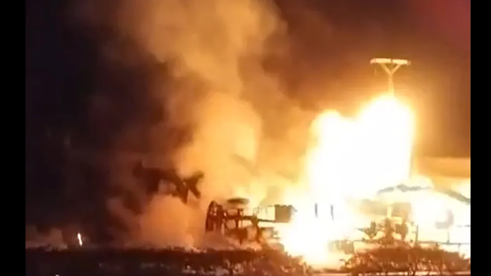 Vụ cháy xe bồn chở xăng dầu ở Bình Phước: Nguyên nhân bước đầu là do tai nạn giao thông ảnh 3 Vụ cháy xe bồn chở xăng dầu ở Bình Phước: Nguyên nhân bước đầu là do tai nạn giao thông ảnh 3