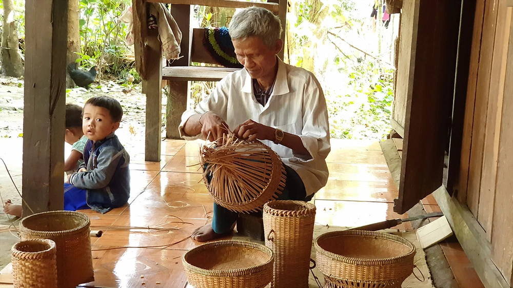 Sản phẩm của già Na làm ra rất kỳ công nhưng thu nhập lại quá thấp