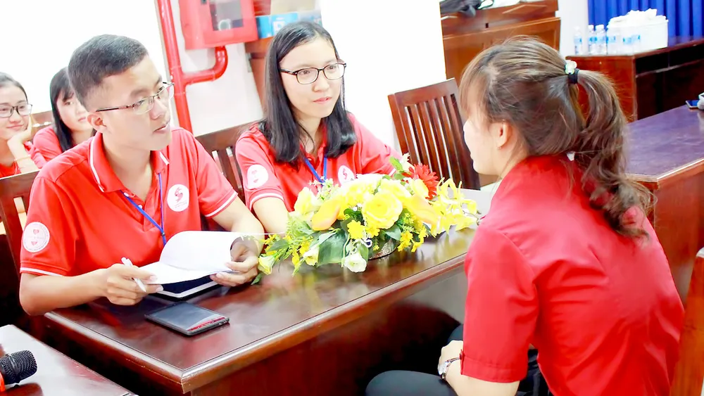Chàng “tổng đài viên hiến máu” ảnh 1 Chàng “tổng đài viên hiến máu” ảnh 1