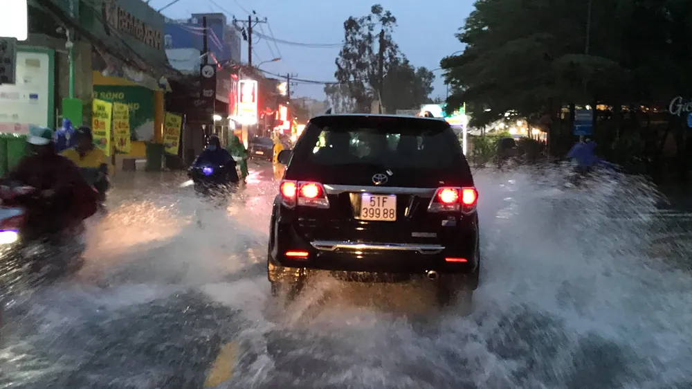 Hà Nội sắp chuyển mưa rét, TPHCM nguy cơ cao xảy ra ngập lụt ảnh 1