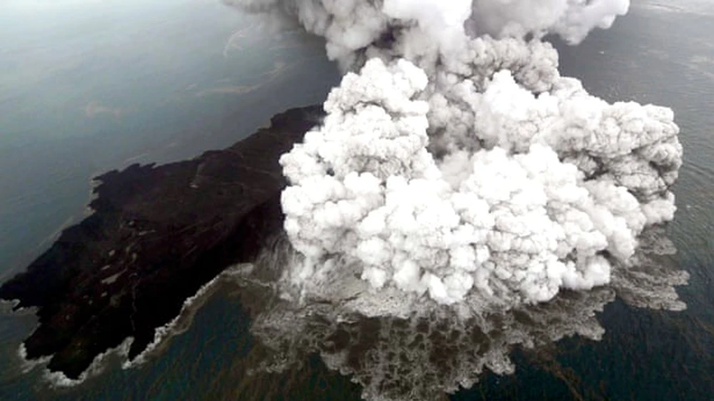 Núi lửa Anak Krakatau gia tăng hoạt động làm tăng nguy cơ sóng thần ở eo biển Sunda. Ảnh: EPA