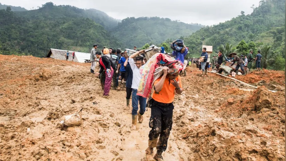 Sạt lở đất nghiêm trọng tại Indonesia, hàng chục người mất tích ảnh 1