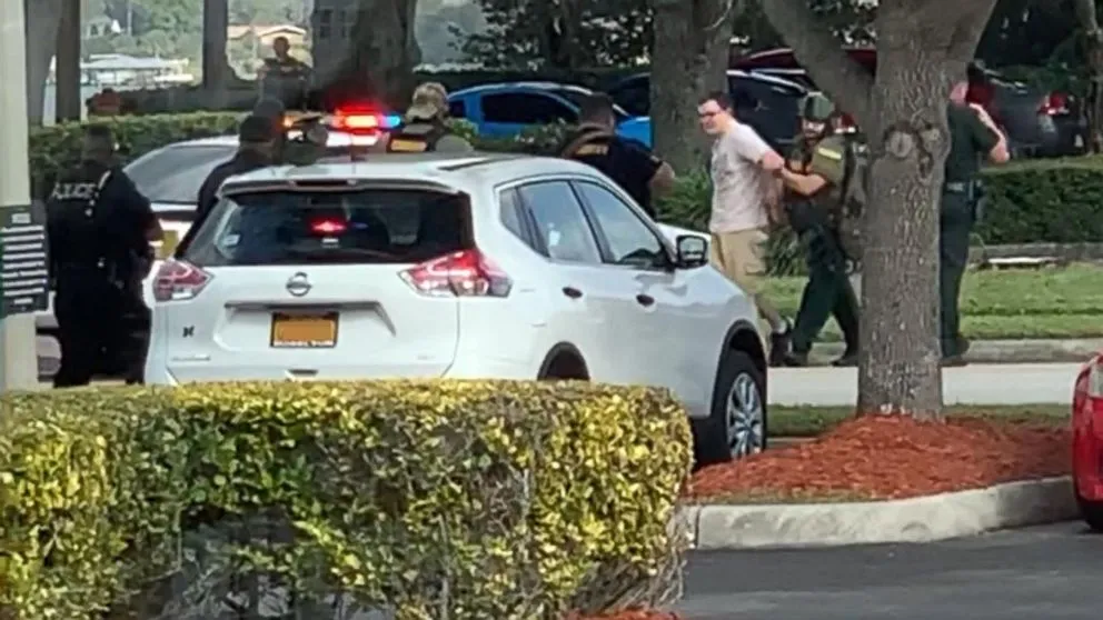 Nổ súng tại ngân hàng ở bang Florida, ít nhất 5 người thiệt mạng ảnh 7 Nổ súng tại ngân hàng ở bang Florida, ít nhất 5 người thiệt mạng ảnh 7