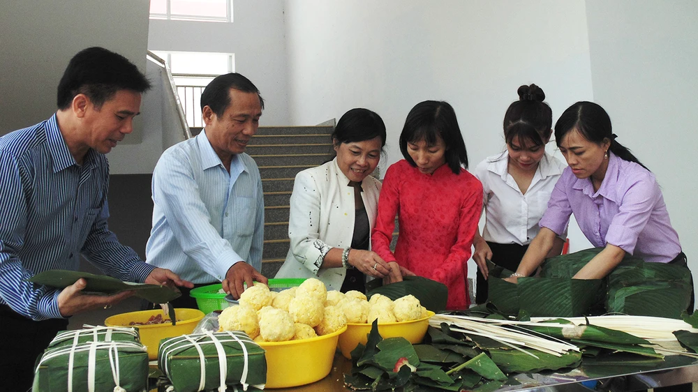 Bà Nguyễn Thị Gái, Chủ tịch Công đoàn ngành giáo dục TPHCM (thứ ba từ trái qua) cùng gói bánh tét với các thầy cô giáo