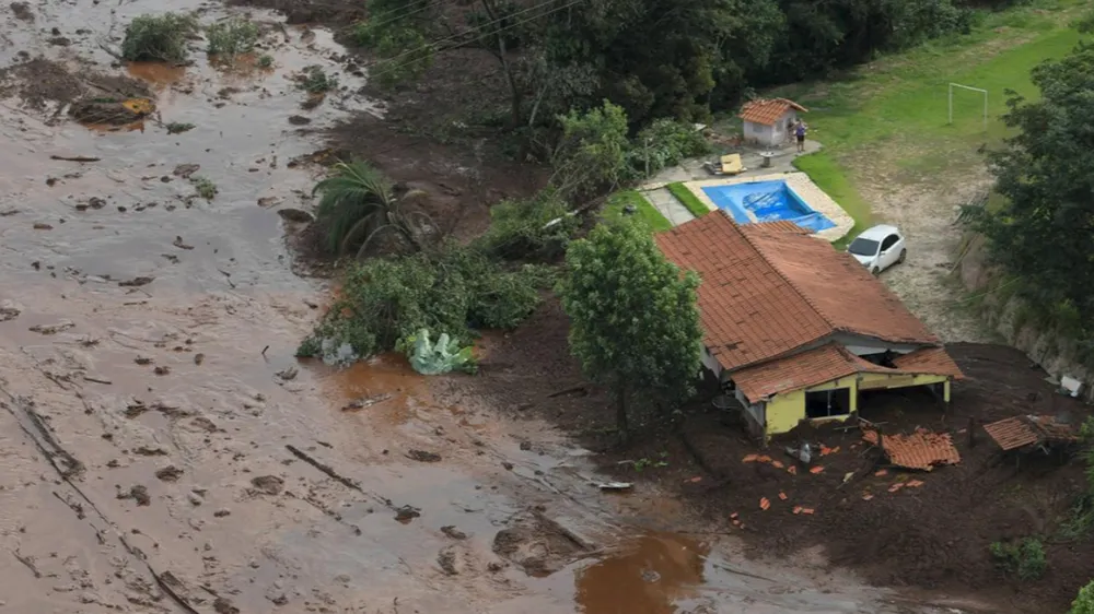 Ít nhất 9 người thiệt mạng và hàng trăm người mất tích trong vụ vỡ đập tại Brazil ảnh 17