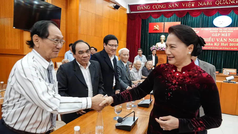 Chủ tịch Quốc hội Nguyễn Thị Kim Ngân gặp gỡ đại biểu văn nghệ sĩ khu vực phía Nam ảnh 2