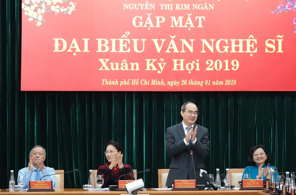 Chủ tịch Quốc hội Nguyễn Thị Kim Ngân gặp gỡ đại biểu văn nghệ sĩ khu vực phía Nam ảnh 4