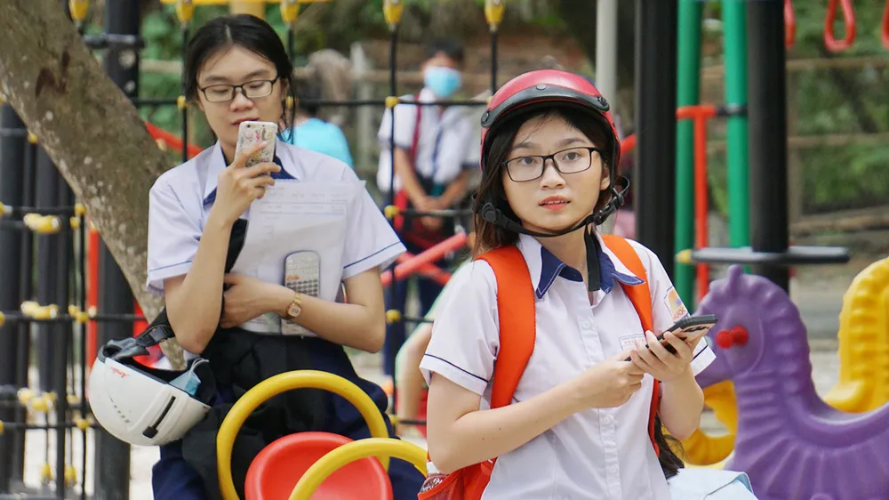 Điện thoại đi động đã là vật dụng phổ biến của học sinh phổ thông. ẢNH: HOÀNG HÙNG