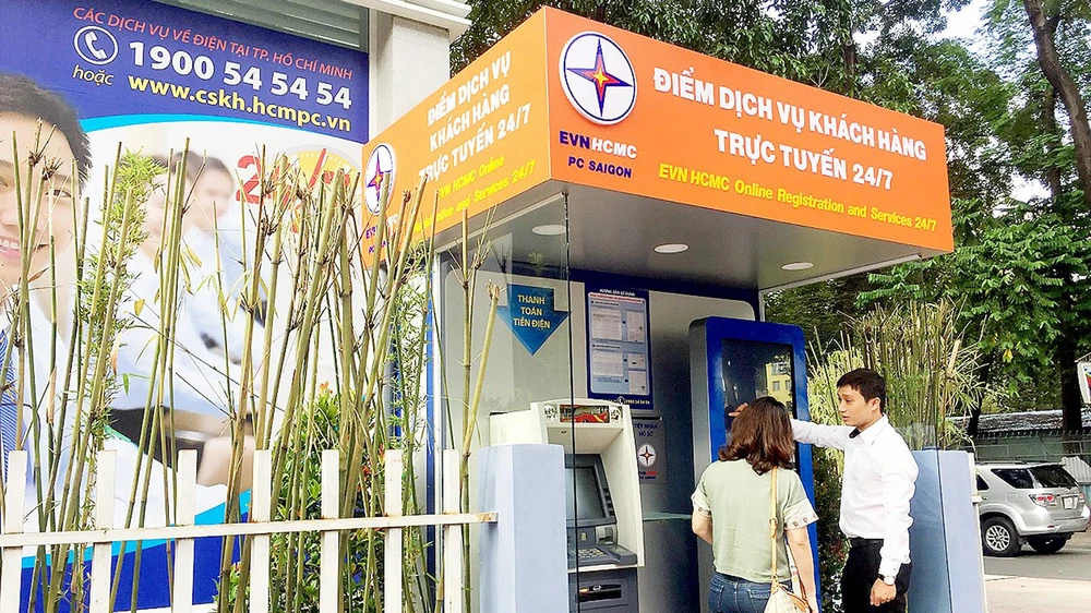Người dân giao dịch tại điểm dịch vụ khách hàng trực tuyến 24/7