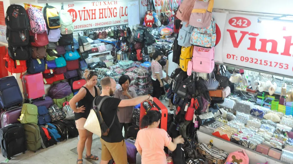 Mua bán tại chợ Bình Tây. Ảnh: THÀNH TRÍ