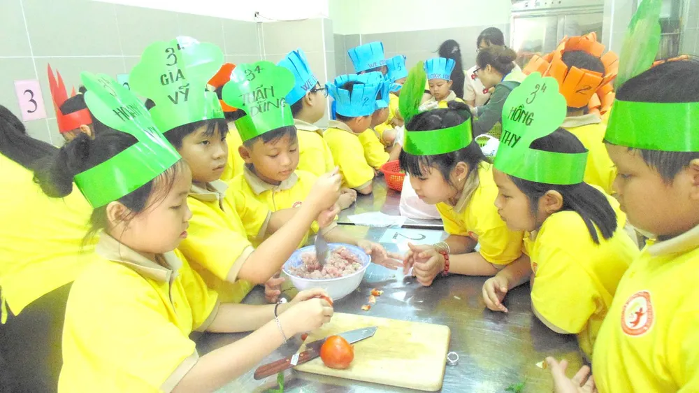 Học sinh tiểu học trải nghiệm một ngày làm đầu bếp
