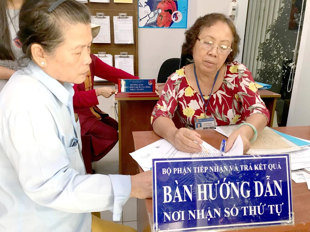 Giúp dân làm thủ tục hành chính ảnh 1 Giúp dân làm thủ tục hành chính ảnh 1