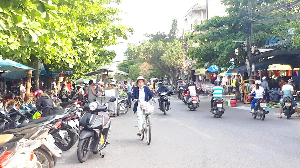 Đường Nguyễn Đình Trọng (quận Liên Chiểu) bị lấn chiếm lòng lề đường để buôn bán