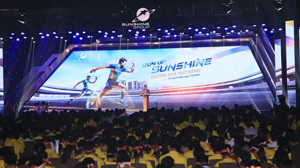 Sự kiện Kick off “Run Up The Sunshine – Đường đua rực nắng” thu hút hàng nghìn sales đến từ các nhà phân phối nổi tiếng, các đại lý uy tín 