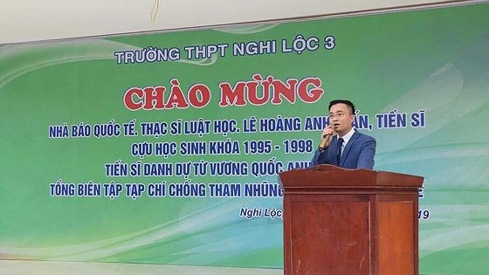 "Nhà báo quốc tế" Lê Hoàng Anh Tuấn về thăm trường cũ. Ảnh: Facebook