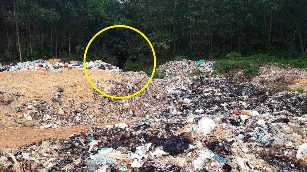Một góc bãi rác thải và khe nước đổ về hạ lưu