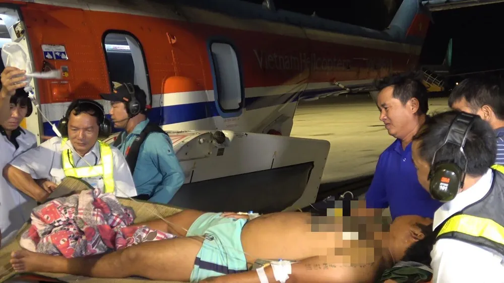 Tổ cấp cứu đường không Bệnh viện 175 cứu 2 ngư dân đảo Trường Sa ảnh 1