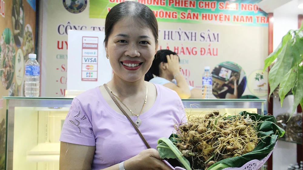 Để mua được những củ sâm Ngọc Linh, người tiêu dùng nên đến phiên chợ sâm hàng tháng của huyện Nam Trà My 