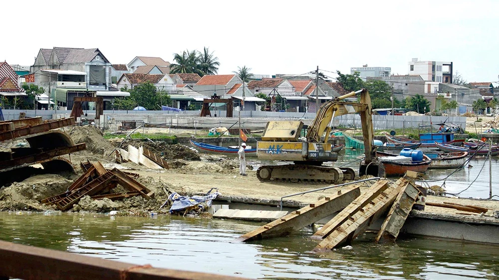 Cảnh ngổn ngang làng biển và tàu cá chìm nhiều năm mà không ai trục vớt