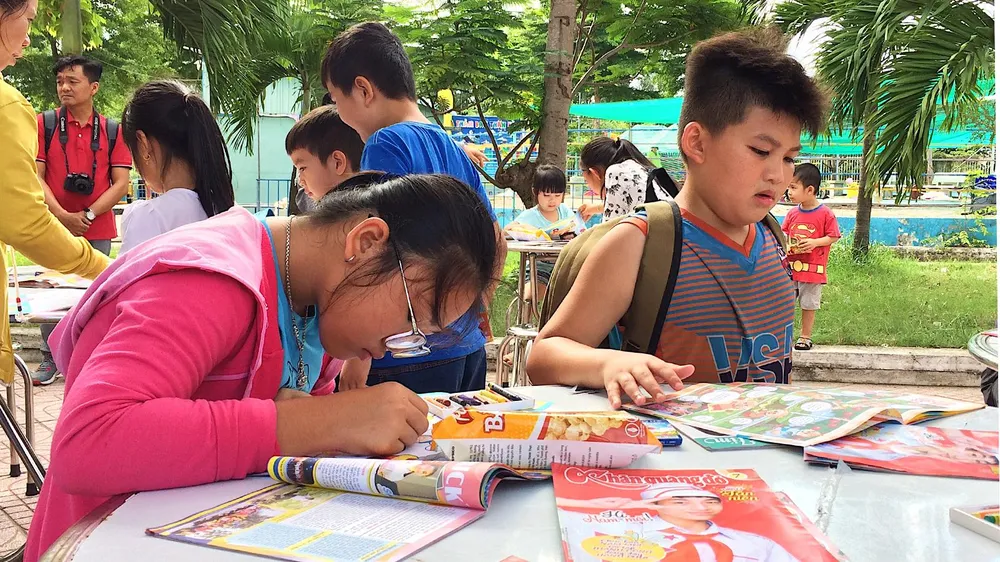 Trao tặng xe đạp và hàng ngàn quyển tập cho học sinh huyện Hóc Môn ảnh 1