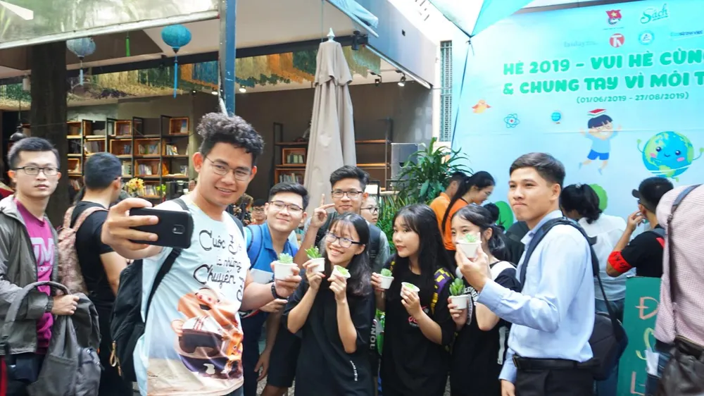 Đổi sách lấy cây - trao đi “tri thức” nhận lại “màu xanh“ ảnh 2