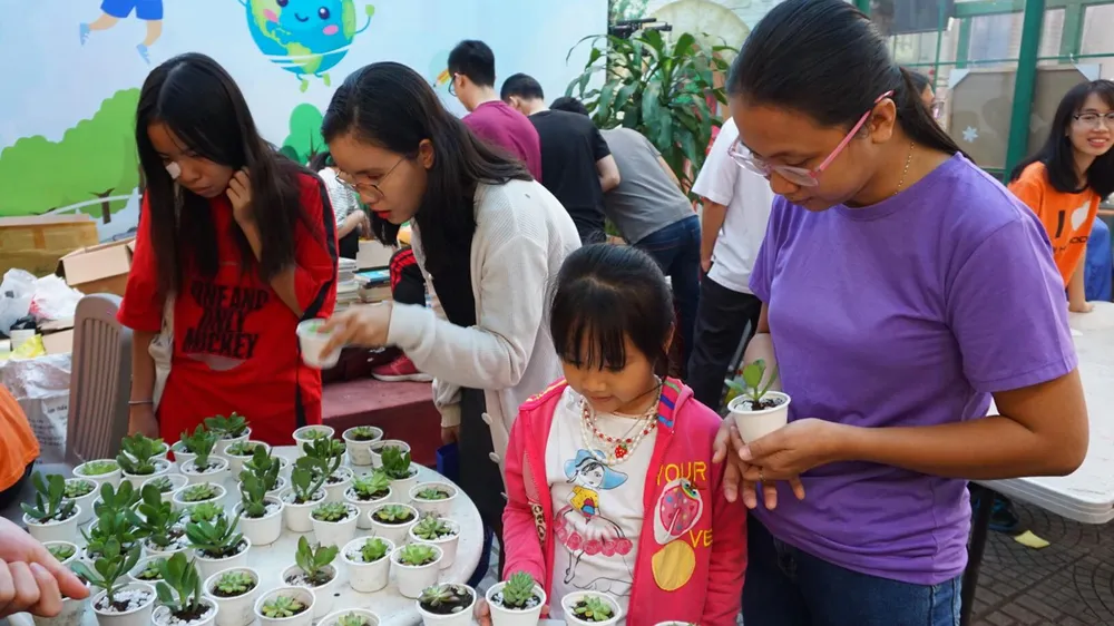 Đổi sách lấy cây - trao đi “tri thức” nhận lại “màu xanh“ ảnh 1