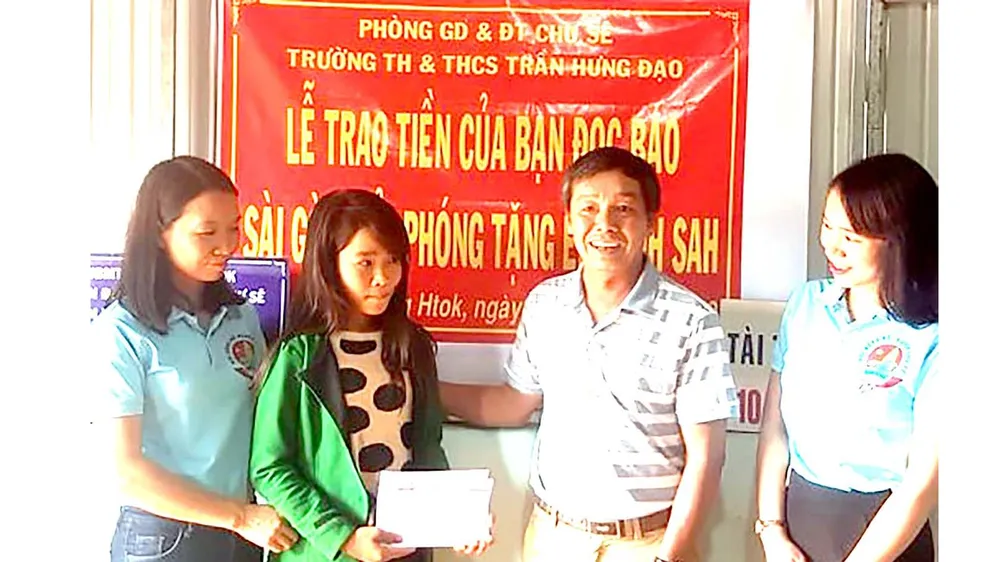 Trao tiền bạn đọc giúp em Đinh Sah