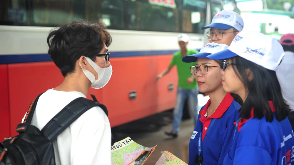 Sinh viên tình nguyện tư vấn, hỗ trợ tìm phòng trọ giúp tân sinh viên tại Bến xe Miền Đông (quận Bình Thạnh, TPHCM)