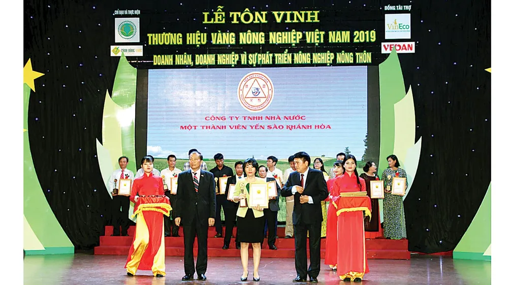 Đồng chí Võ Thị Thu Trang, Đại diện Ban Lãnh đạo Công ty Yến sào Khánh Hòa vinh dự nhận chứng nhận